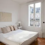 Montaigne Dream Duplex 4br 8p Triangle D'or Paris